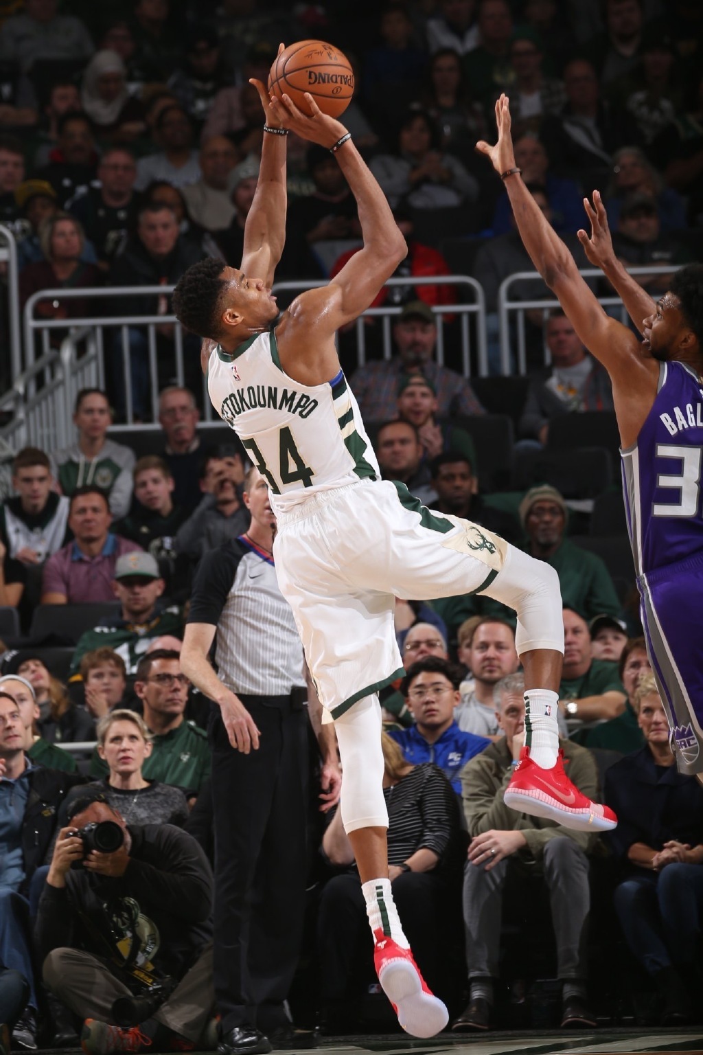 库里和波杰都快笑疯了！小佩顿空篮没扣反而落地打板神奇入网